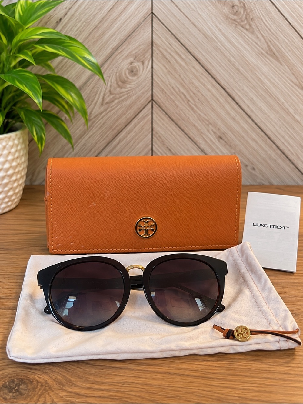 TORY BURCH TY7153U Sunglasses Black
Dark Tortoise Polarized Italy 53 mm